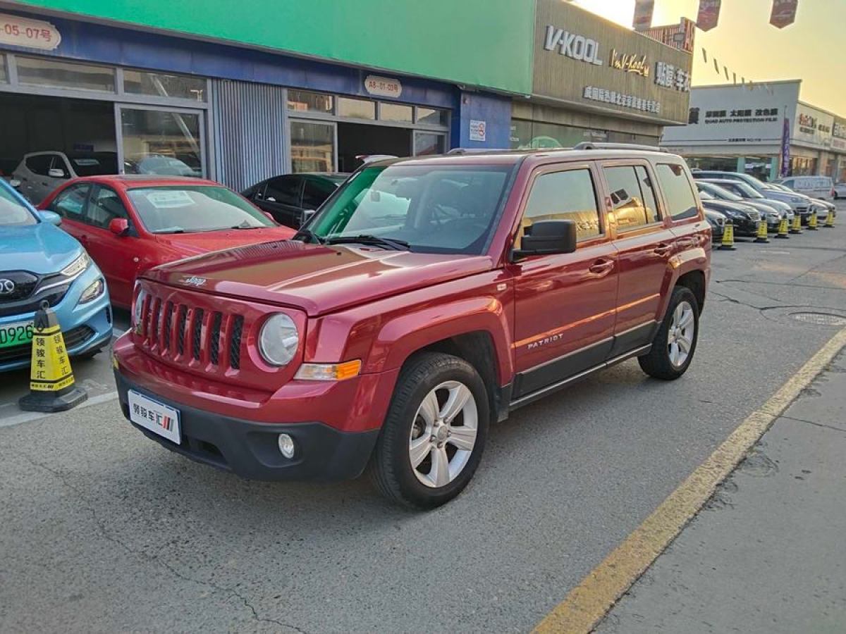 Jeep 自由客  2013款 2.4 豪華導(dǎo)航版圖片