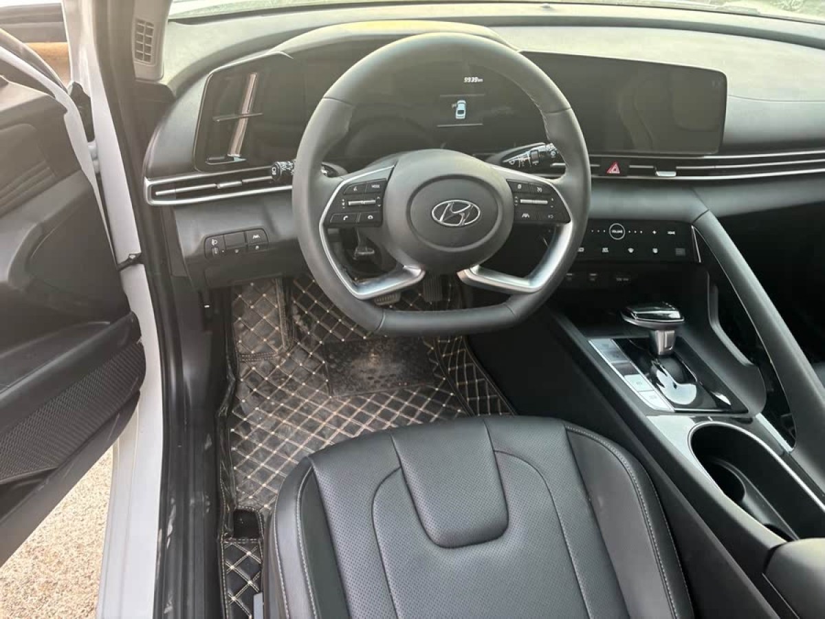 現(xiàn)代 伊蘭特  2023款 1.5L CVT LUX尊貴版圖片