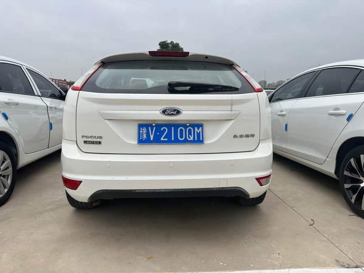 福特 ?？怂? 2014款 兩廂經(jīng)典 1.8L 自動酷白典藏版圖片