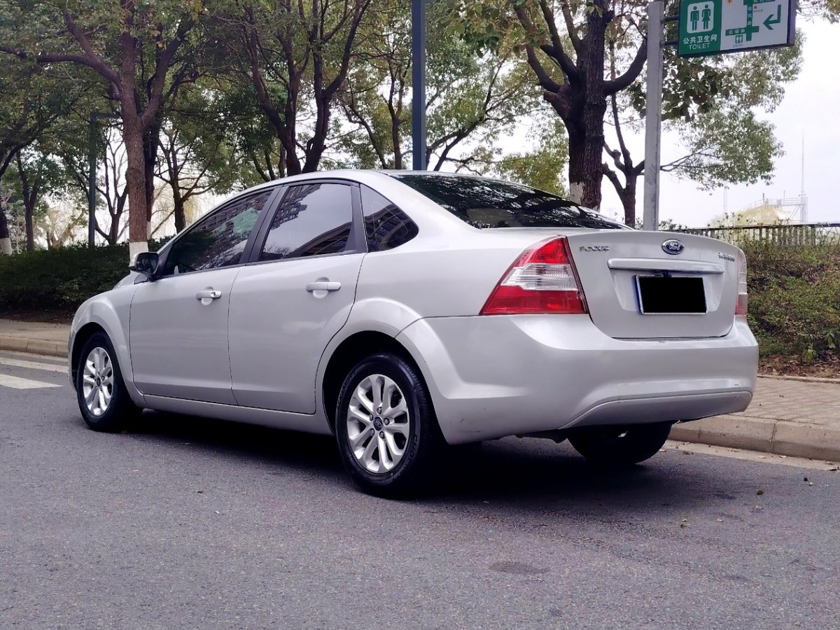 福特 ?？怂? 2013款 三廂經(jīng)典 1.8L 手動基本型圖片