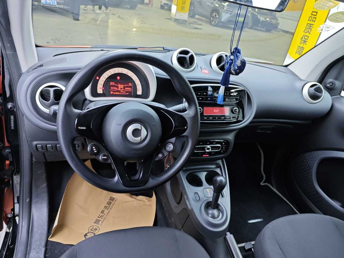 2015年11月smart fortwo  2015款 1.0L 52千瓦硬頂靈動(dòng)版