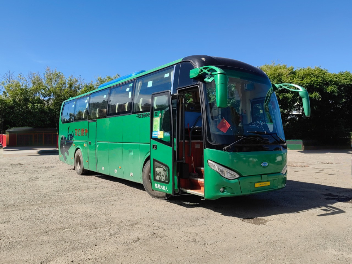 多臺48座有中門安全門開沃6117氣囊旅游車圖片