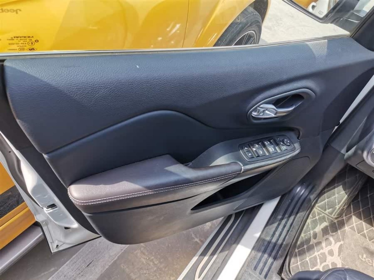 Jeep 自由光  2017款 2.4L 領(lǐng)先版圖片