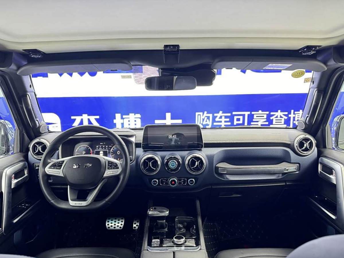 北京 BJ40  2020款 2.0T 自動(dòng)四驅(qū)城市獵人版?zhèn)b客型圖片