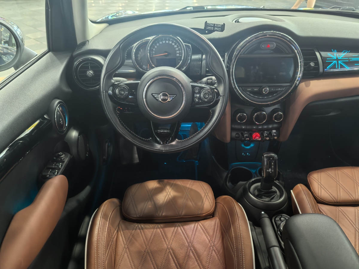 2018年7月MINI MINI  2018款 1.5T COOPER 藝術(shù)家 五門版