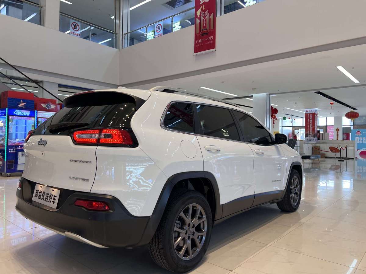 Jeep 自由光  2020款 2.0L 兩驅(qū)經(jīng)典運(yùn)動(dòng)版圖片