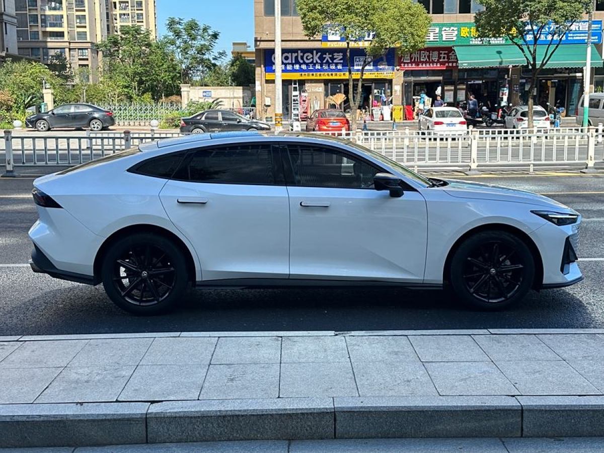 長(zhǎng)安 長(zhǎng)安UNI-V  2023款 1.5T 尊貴型圖片