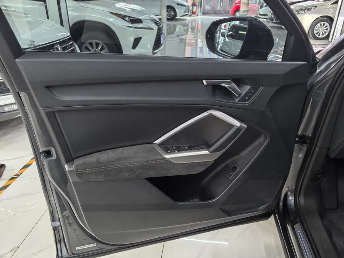 奧迪 奧迪Q3  2021款 35 TFSI 時(shí)尚動感型圖片