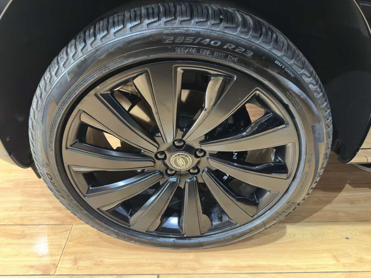 路虎 攬勝  2024款 3.0 L6 400PS 創(chuàng)世加長版圖片