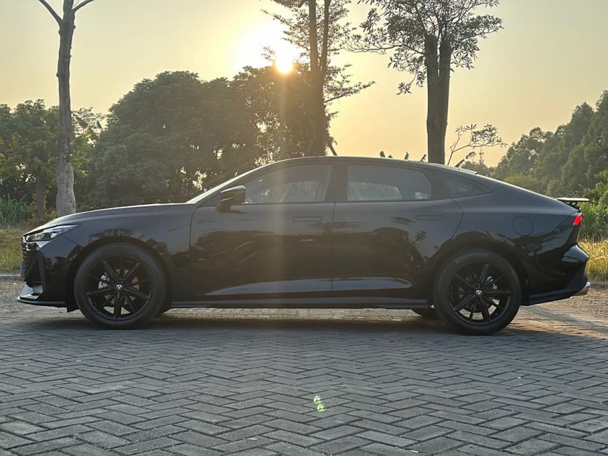 長(zhǎng)安 長(zhǎng)安UNI-V  2023款 1.5T 尊貴型圖片