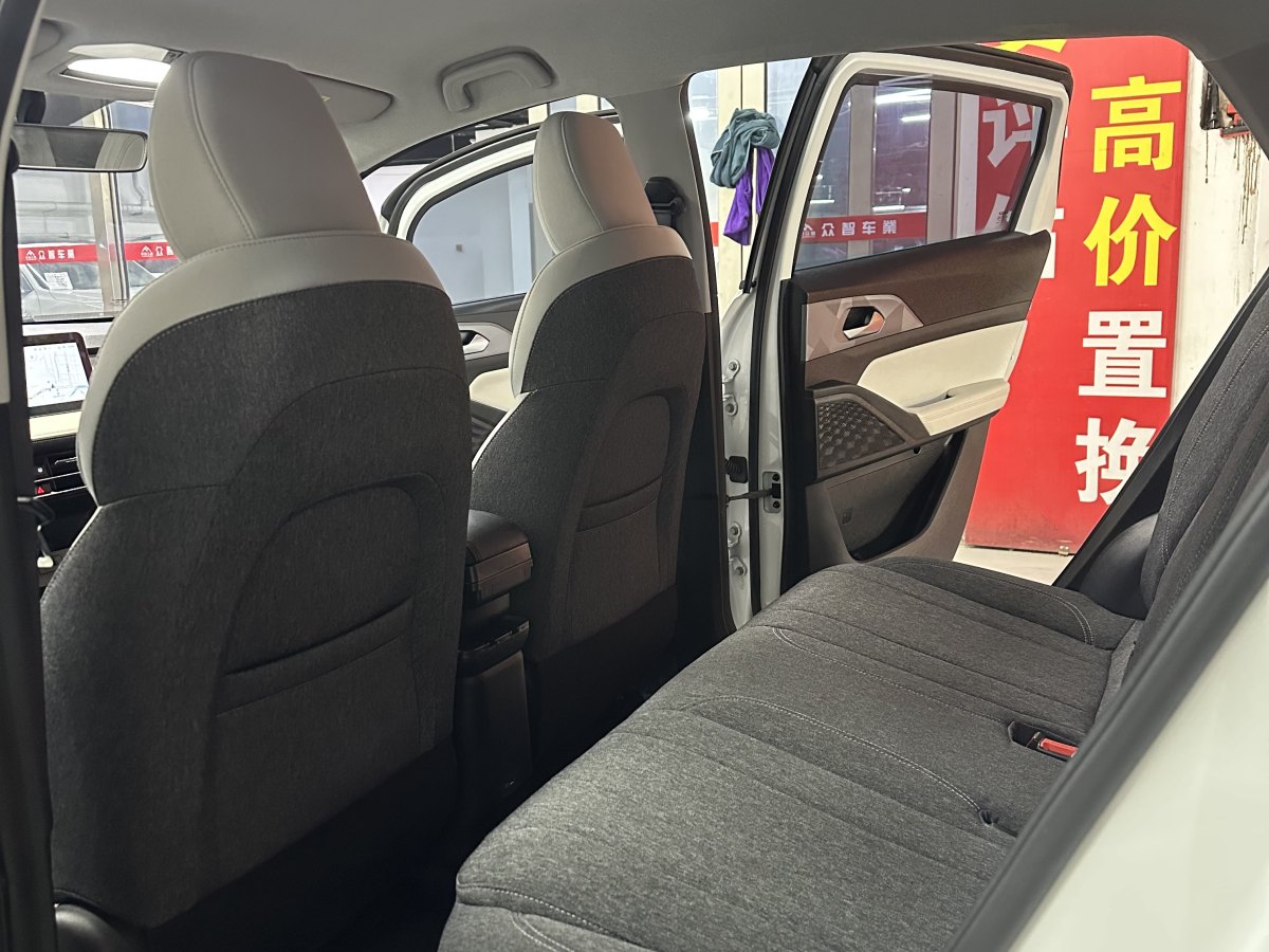 幾何 幾何E  2024款 301KM 流光圖片