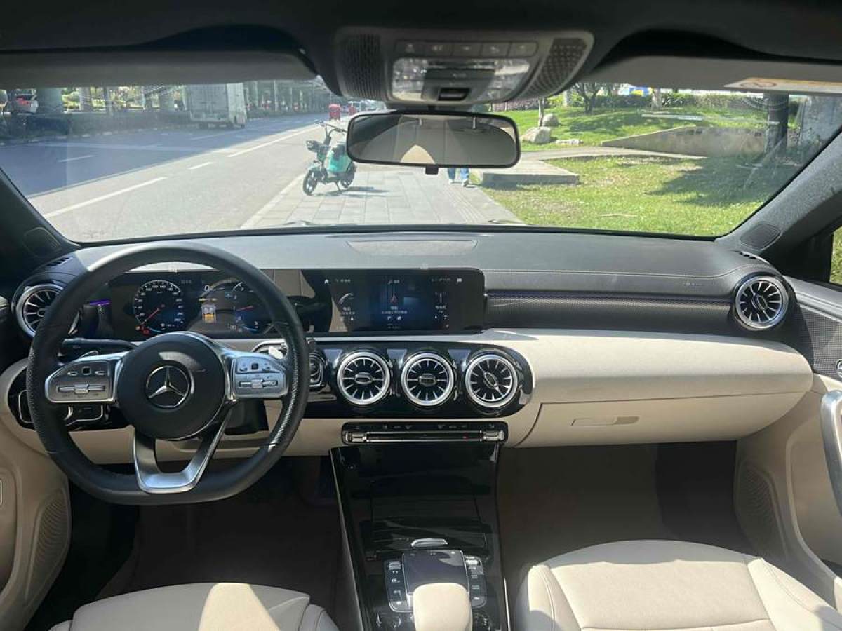 奔驰 奔驰A级  2022款 改款三 A 200 L 运动轿车时尚型图片