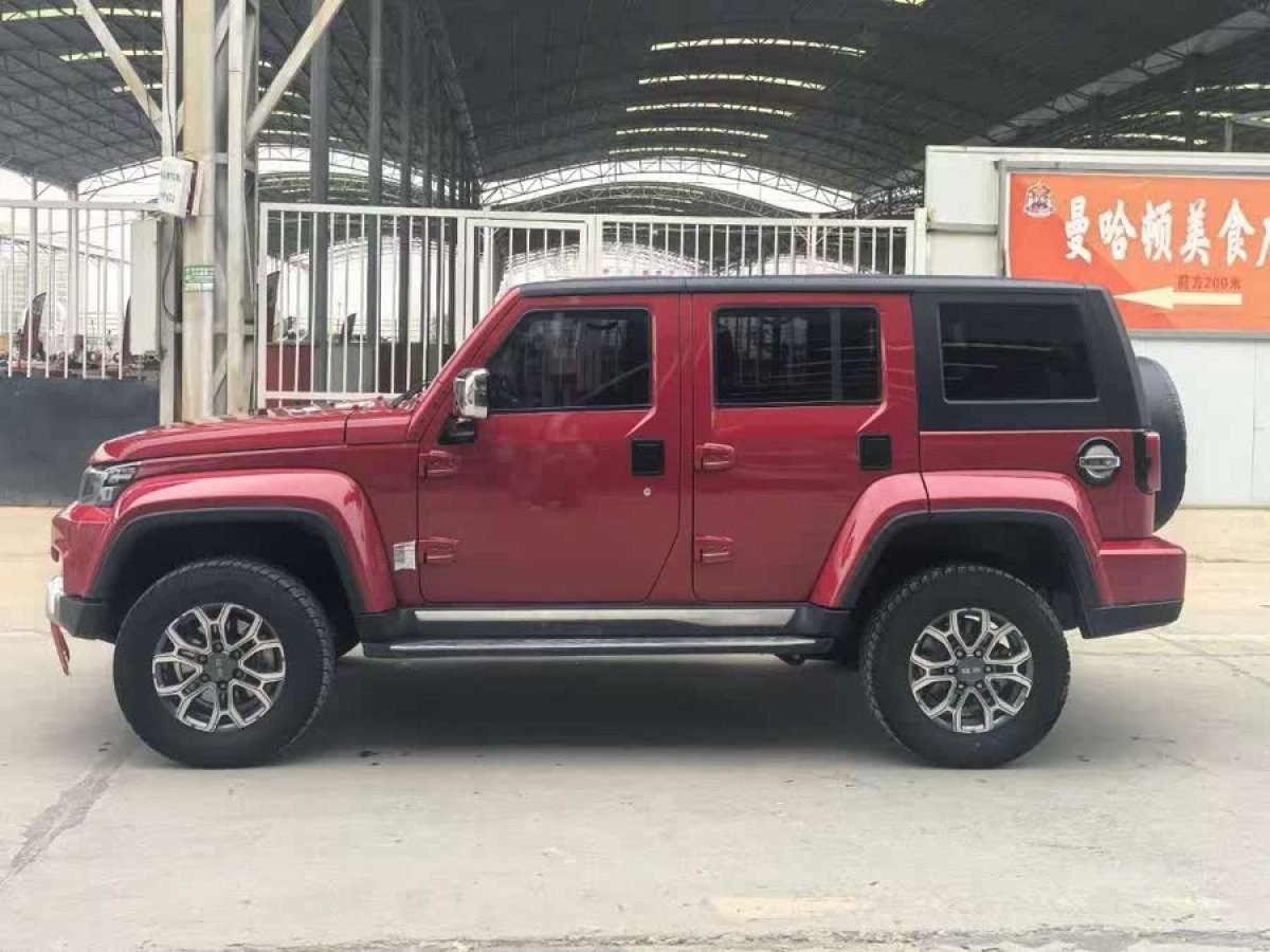 北京 BJ40  2023款 2.0T 自動(dòng)四驅(qū)城市獵人版?zhèn)b客型圖片