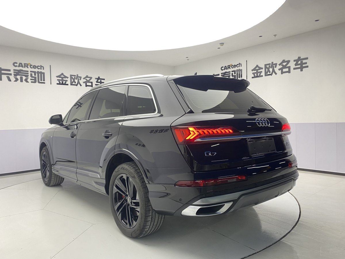 奧迪 奧迪Q7  2024款 45 TFSI quattro S line運(yùn)動(dòng)型圖片