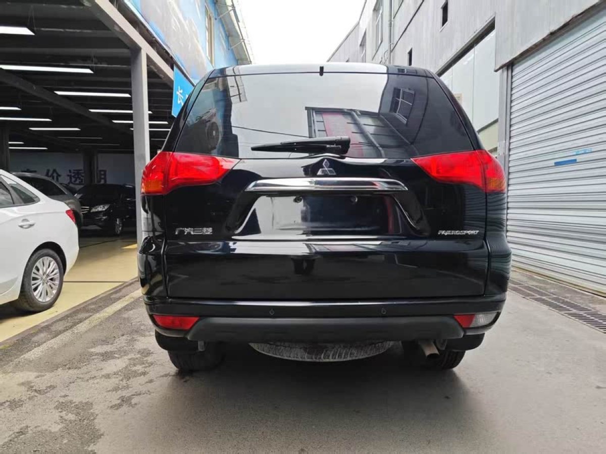 三菱 帕杰羅?勁暢  2013款 3.0L 自動四驅(qū)行政版圖片