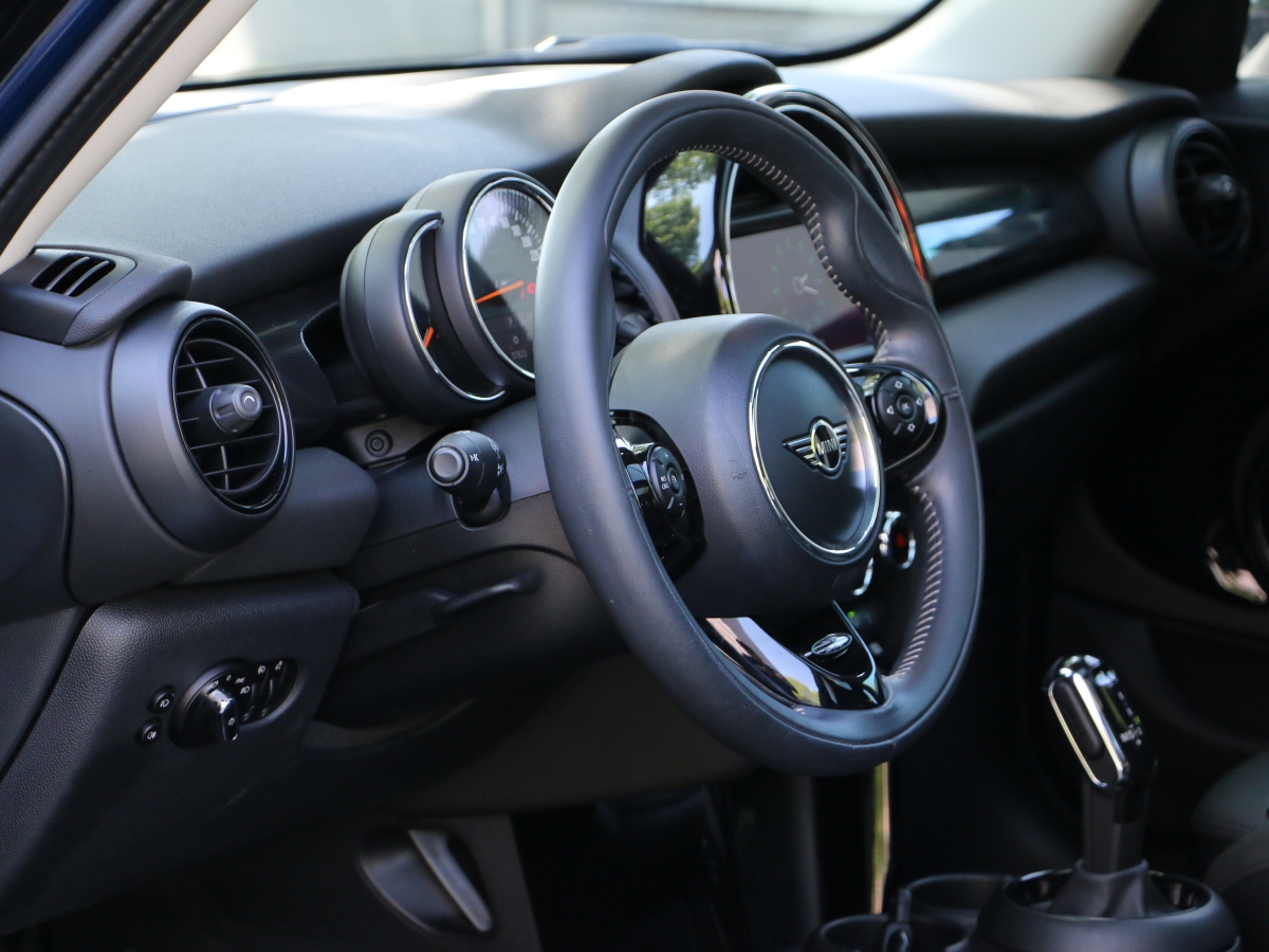 MINI MINI  2018款 1.5T COOPER 藝術(shù)家 五門版圖片