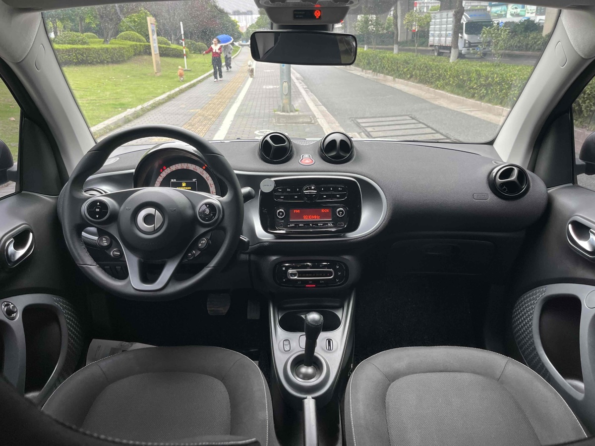 2017年5月smart fortwo  2017款 1.0L 52千瓦魅藍特別版