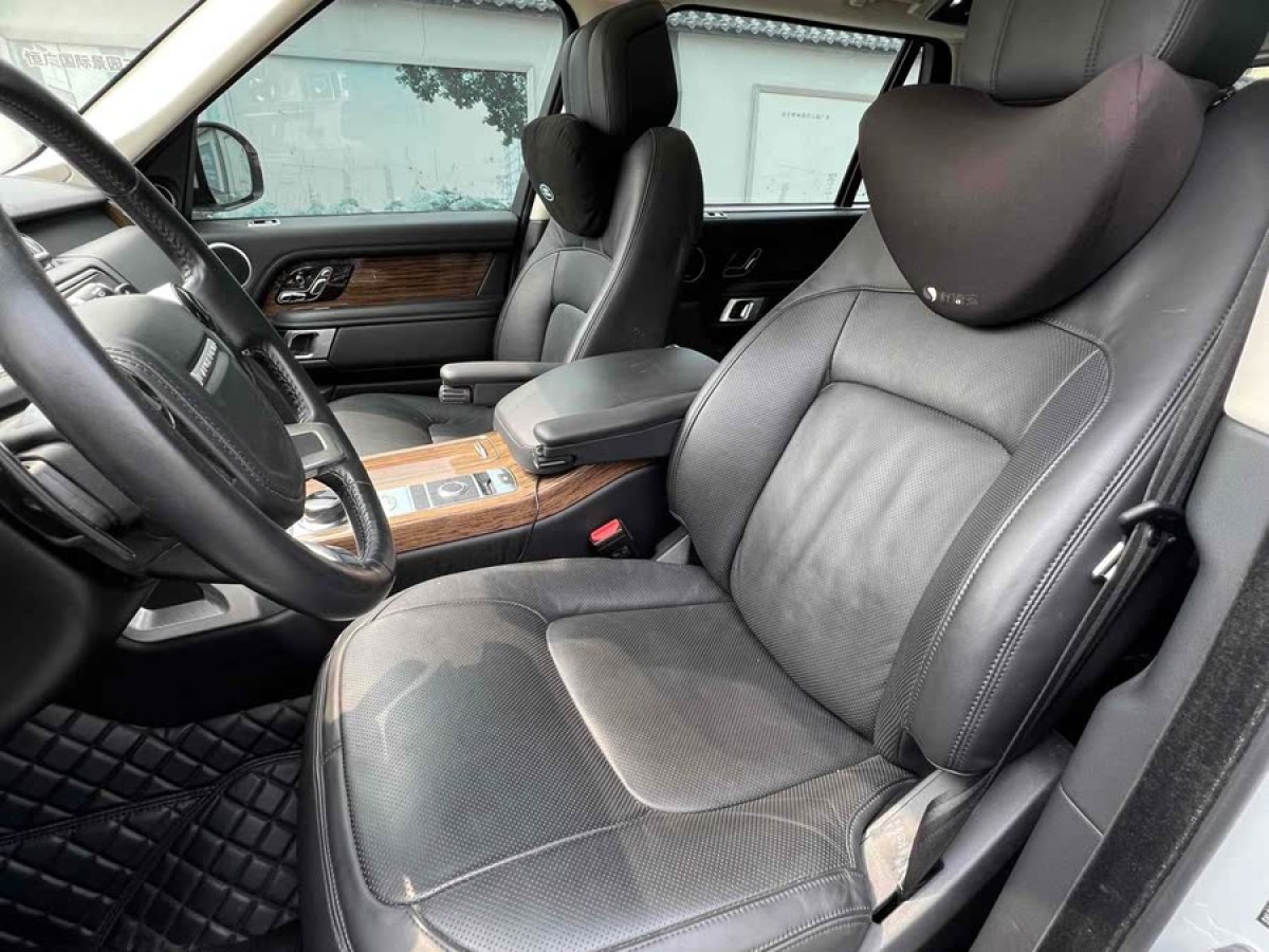 路虎 攬勝  2020款 3.0 L6 傳世加長(zhǎng)版圖片