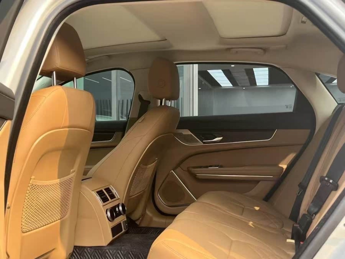捷豹 XFL  2023款 XFL 2.0T P250 兩驅(qū)尊享豪華鎏金版圖片