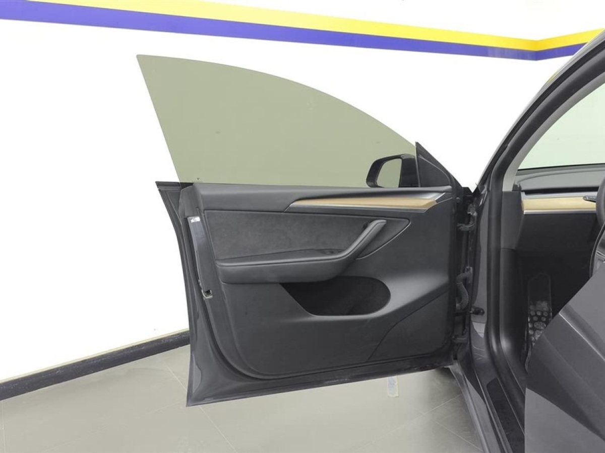 特斯拉 Model Y  2021款 標(biāo)準(zhǔn)續(xù)航后驅(qū)版圖片