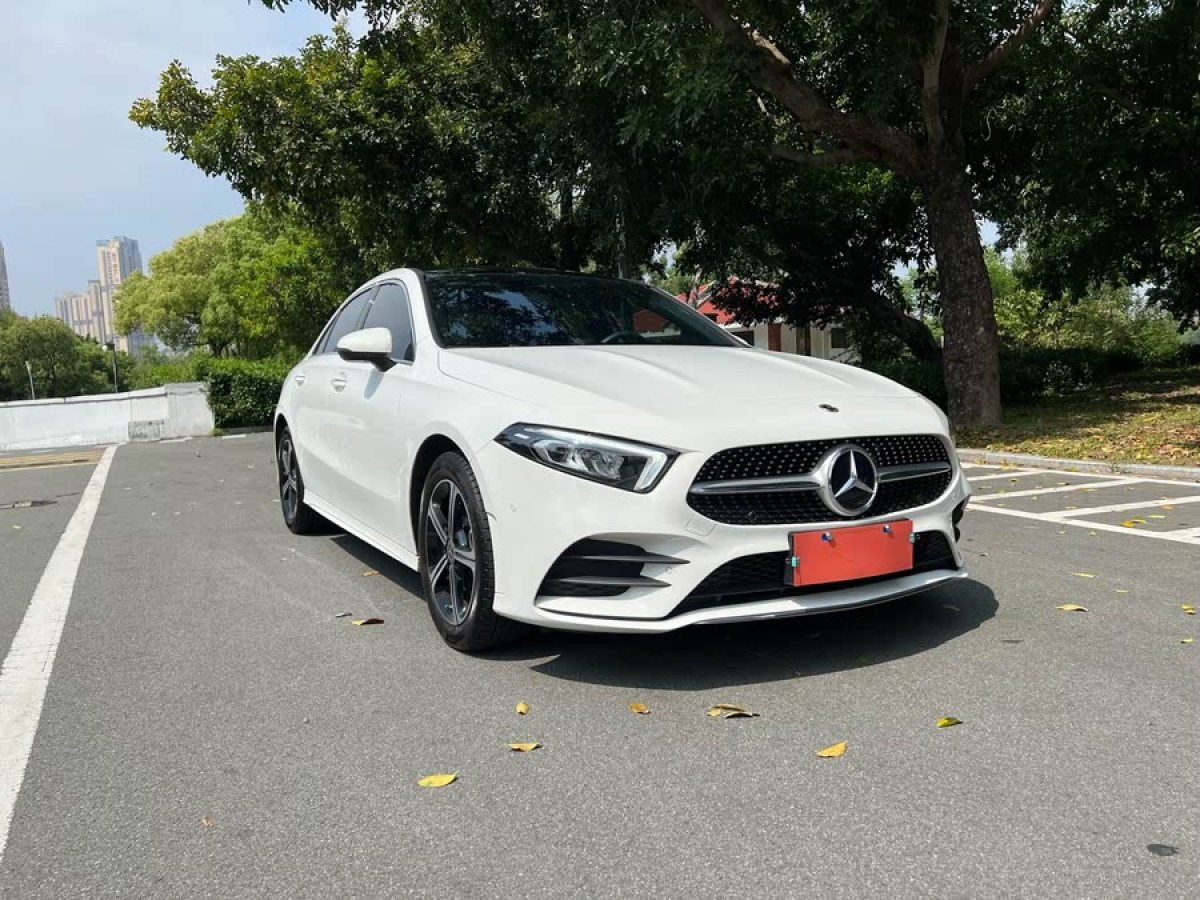 奔馳 奔馳A級(jí)  2022款 改款三 A 200 L 運(yùn)動(dòng)轎車時(shí)尚型圖片