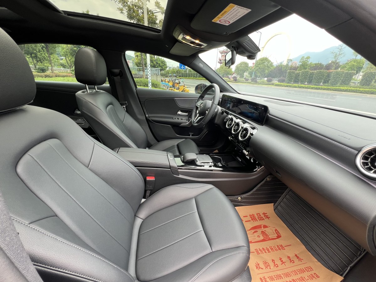 奔驰 奔驰A级  2022款 改款 A 180 L 运动轿车图片