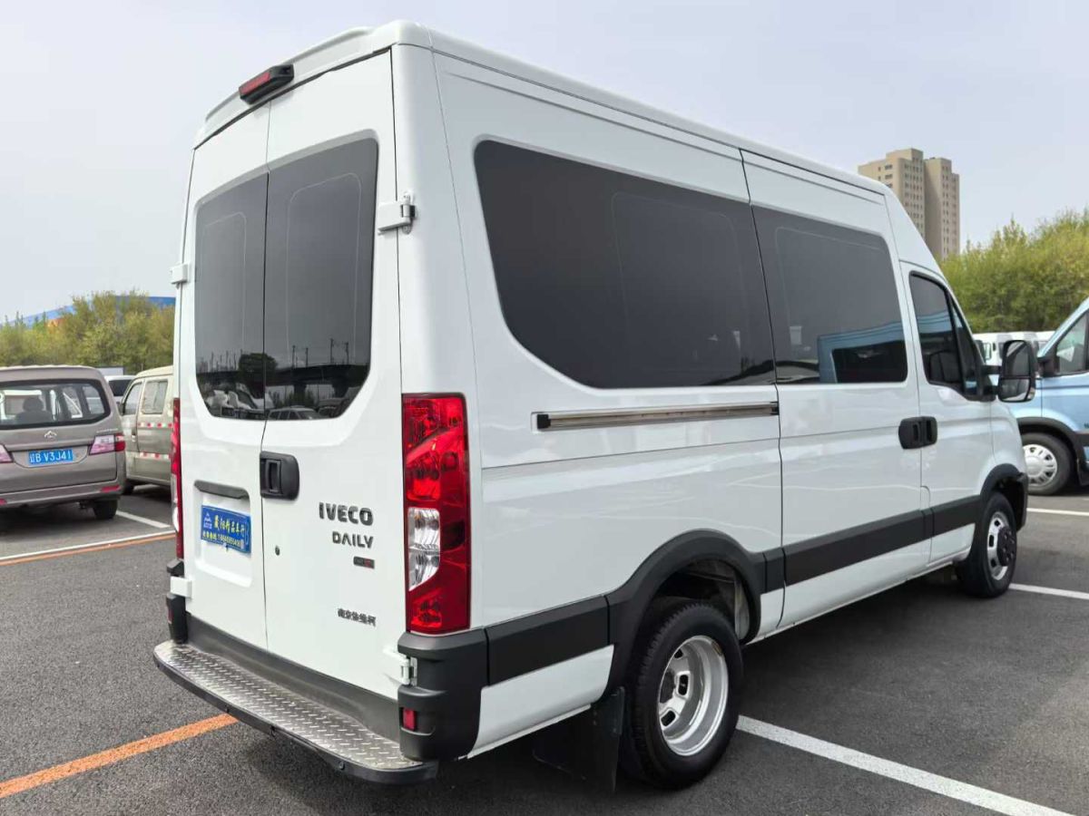 依維柯 得意  2020款 2.8T V35箱貨單胎中頂3座國V圖片