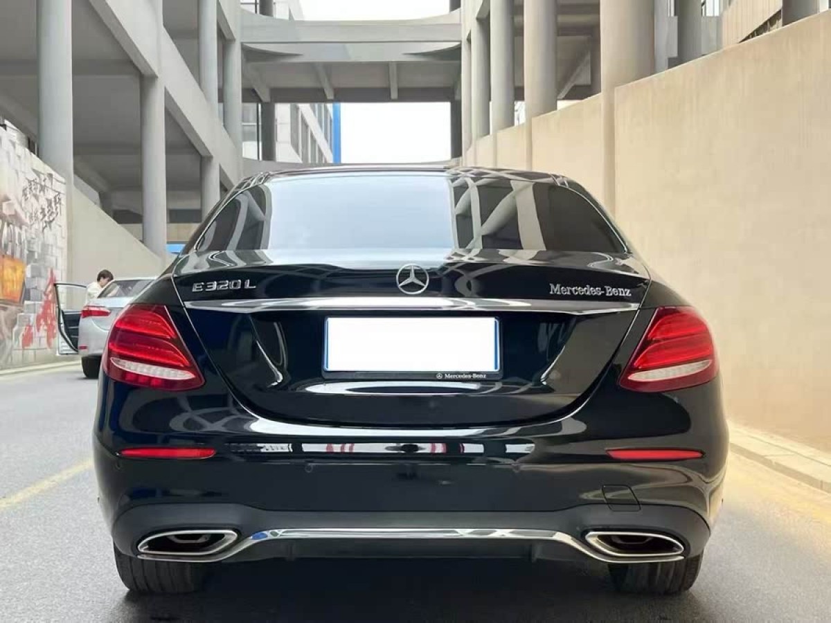 奔馳 奔馳E級(jí)  2018款 改款 E 300 L 運(yùn)動(dòng)豪華型圖片