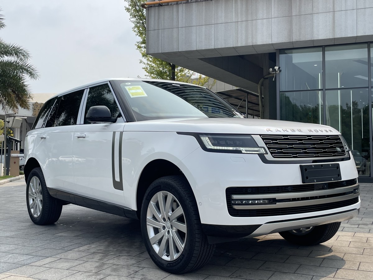 路虎 揽胜  2024款 3.0 L6 400PS 盛世加长版 七座图片