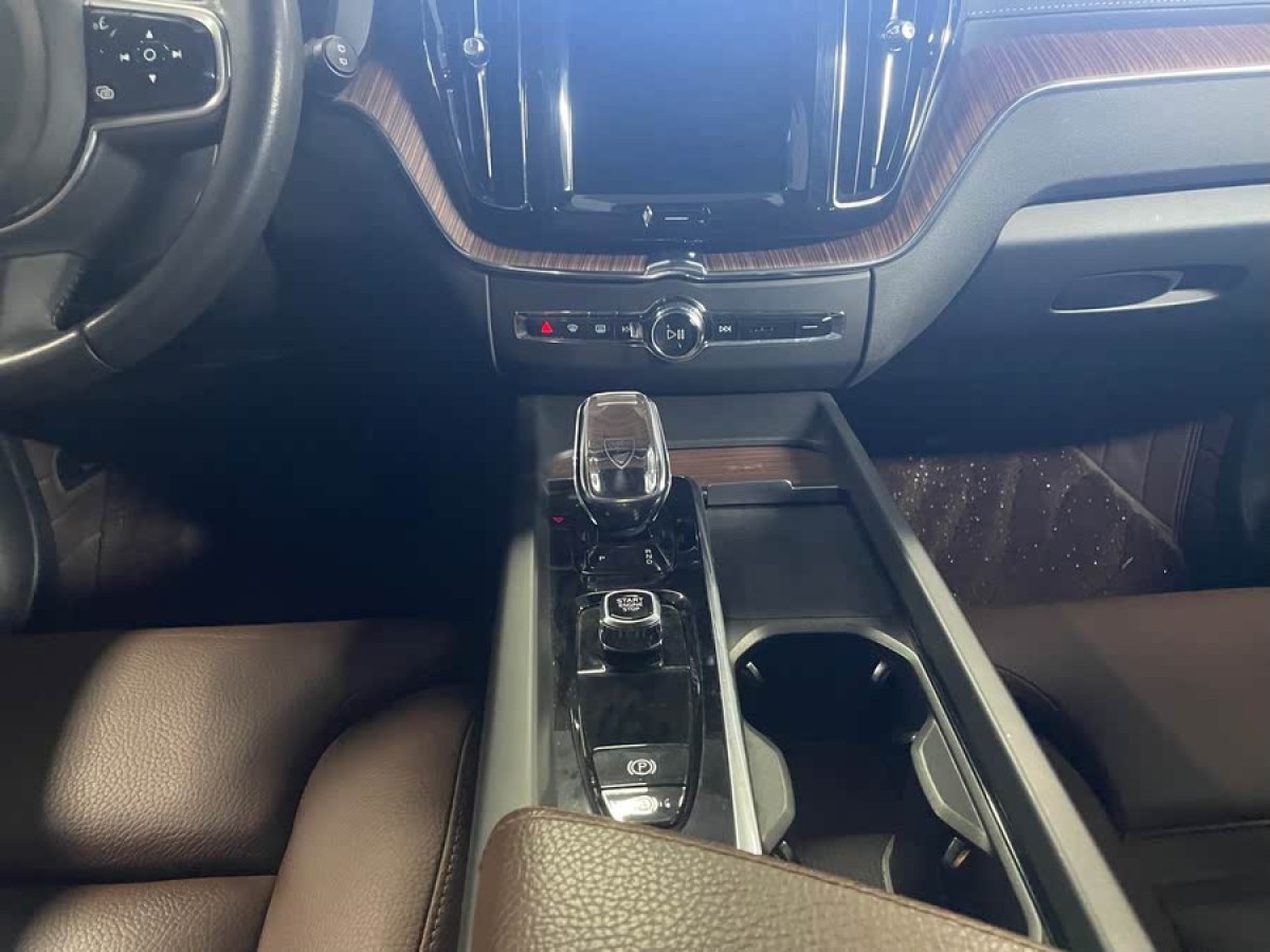 沃爾沃 XC60  2022款 B5 四驅(qū)智遠(yuǎn)豪華版圖片