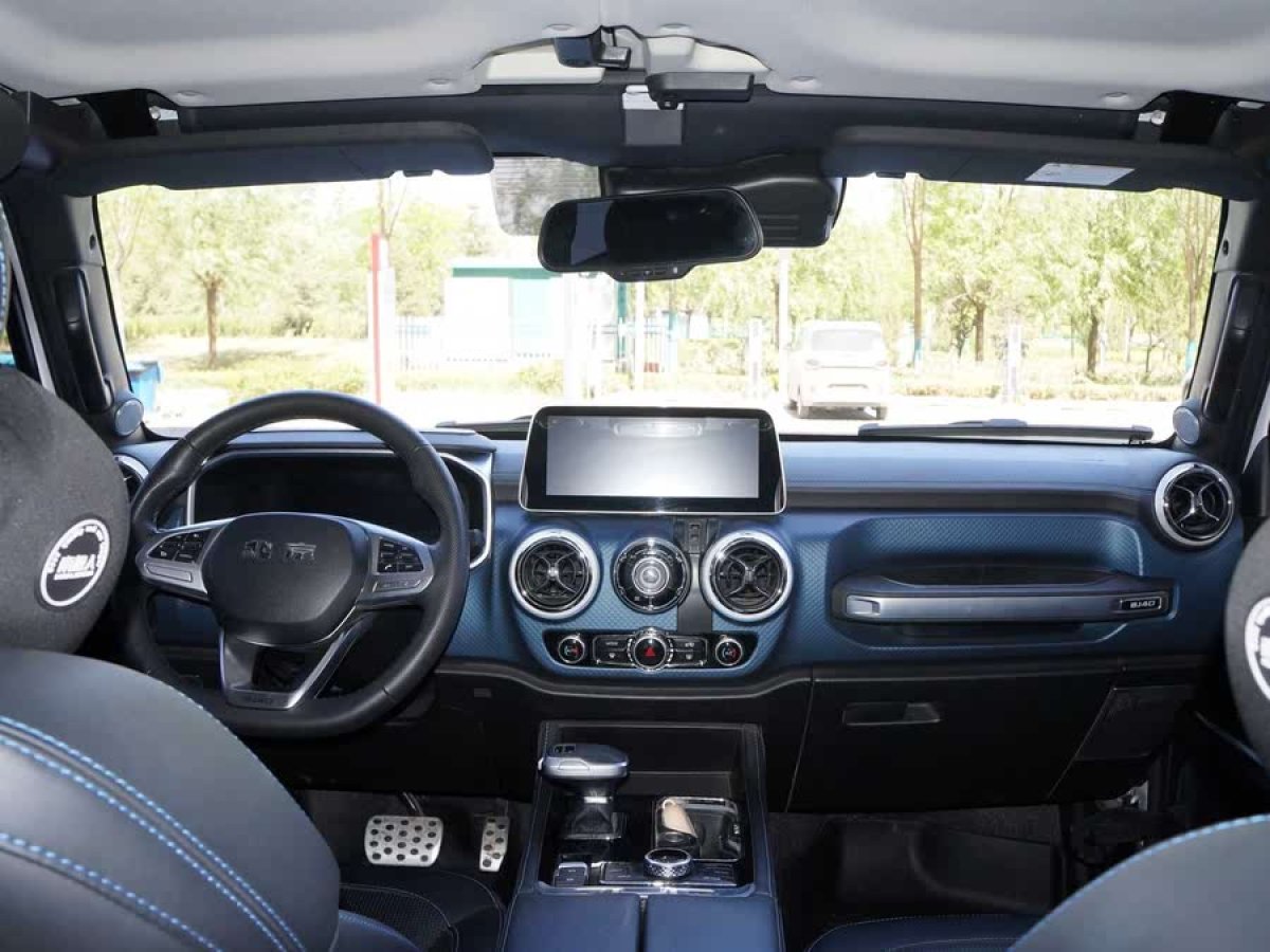 北京 BJ40  2020款 2.0T 自動(dòng)四驅(qū)城市獵人版至尊型圖片
