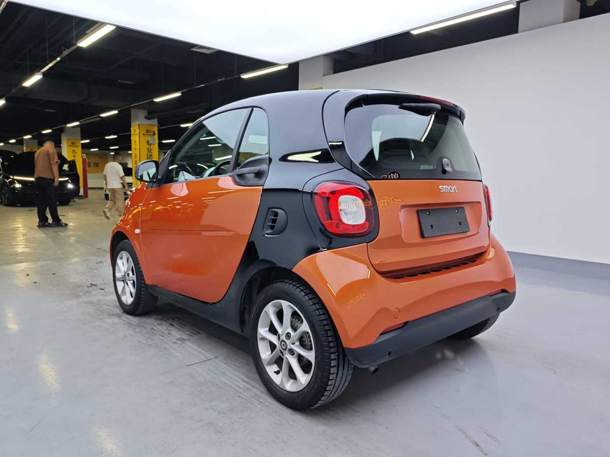 2015年11月smart fortwo  2015款 1.0L 52千瓦硬頂靈動(dòng)版