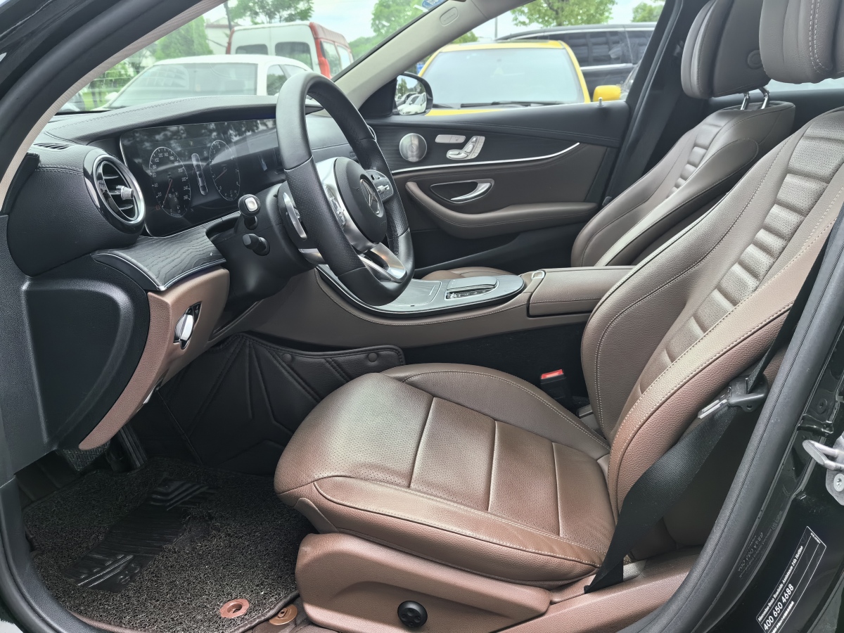 2019年8月奔驰 奔驰E级  2019款 改款 E 300 L 运动时尚型