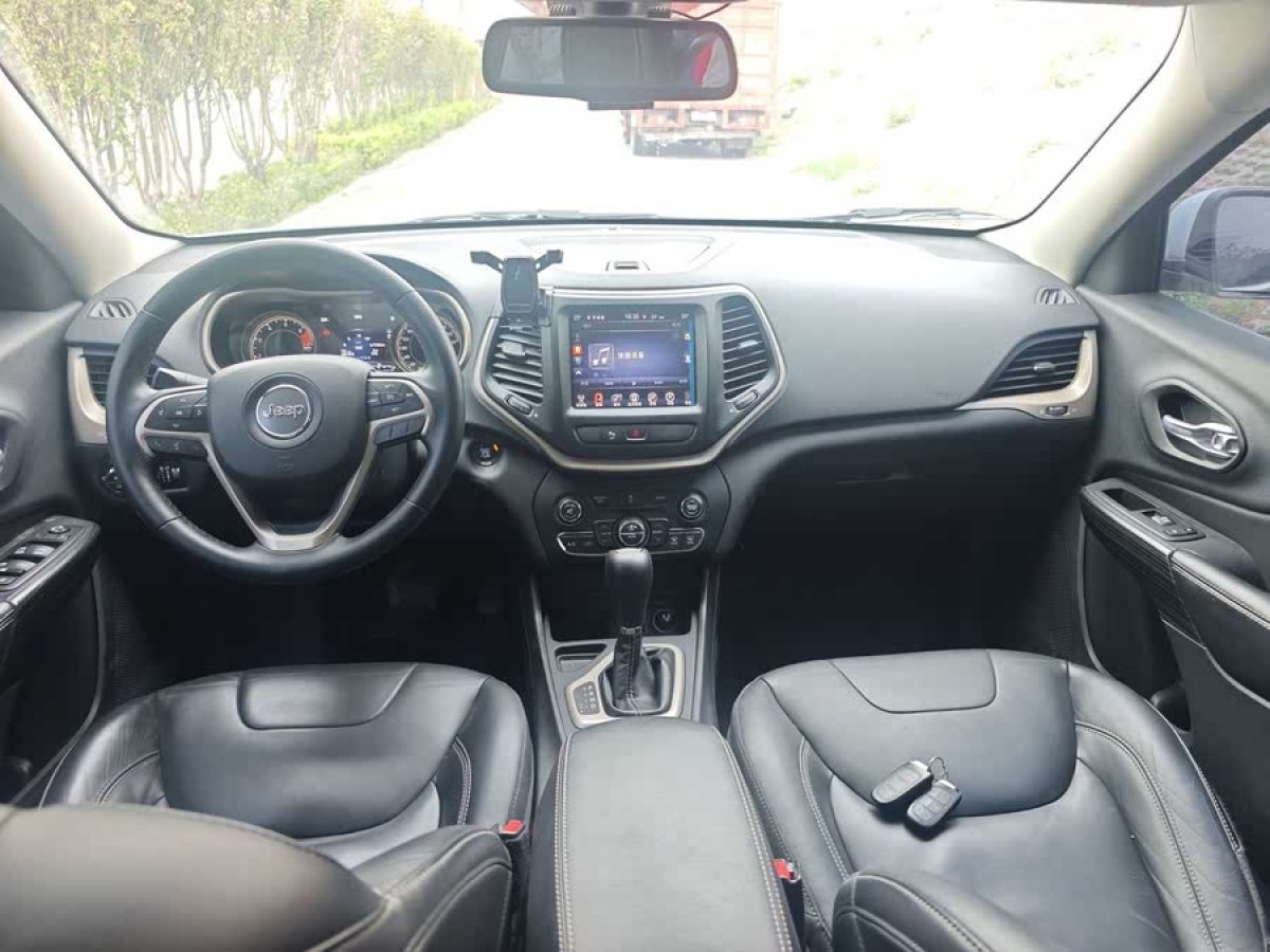 Jeep 自由光  2016款 2.0L 優(yōu)越版圖片