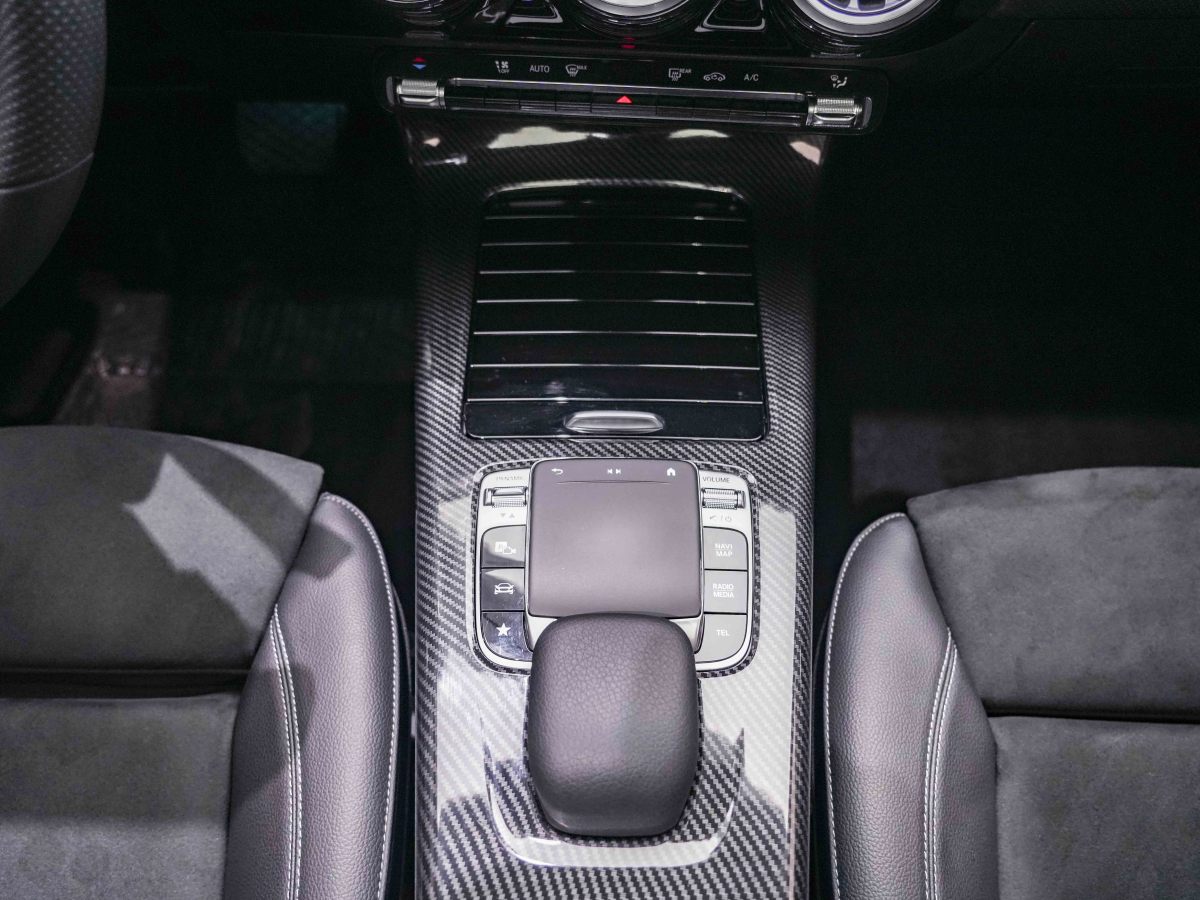 2019年4月奔驰 奔驰A级  2019款  改款 A 200 L 运动轿车