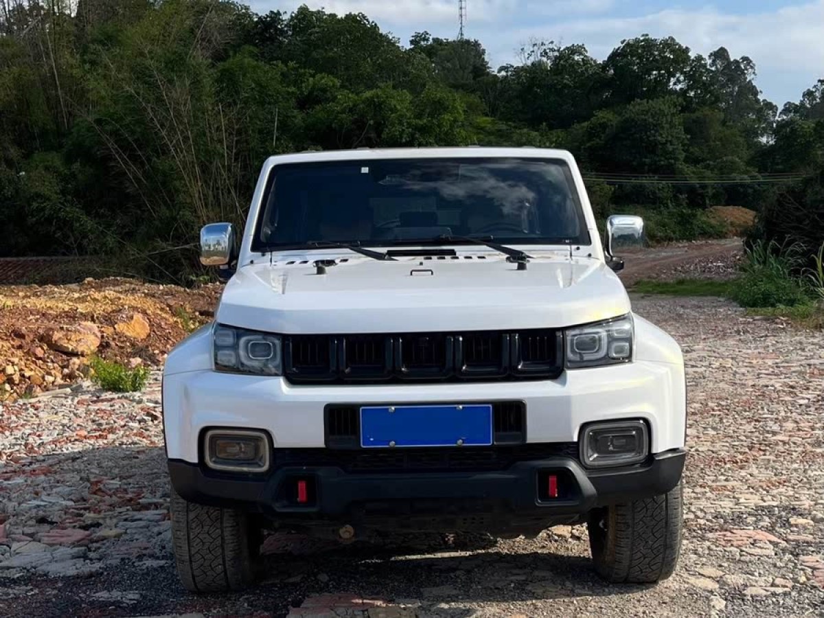 北京 BJ40  2021款 2.0D 自動四驅(qū)刀鋒英雄版?zhèn)b客型圖片
