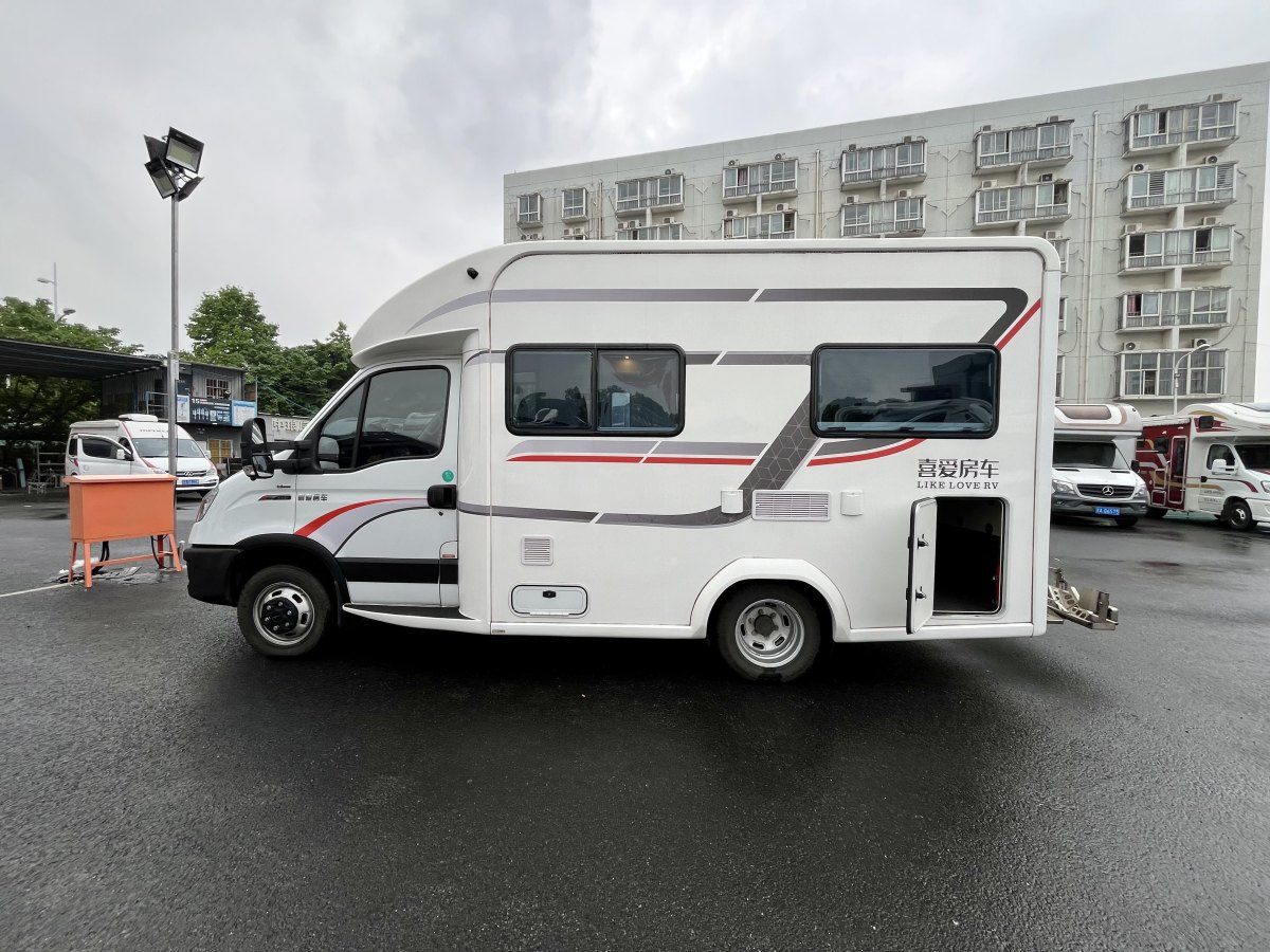 Iveco daily2021 3.0T manual C-type RV professional chassis long axle high roof F1C图片