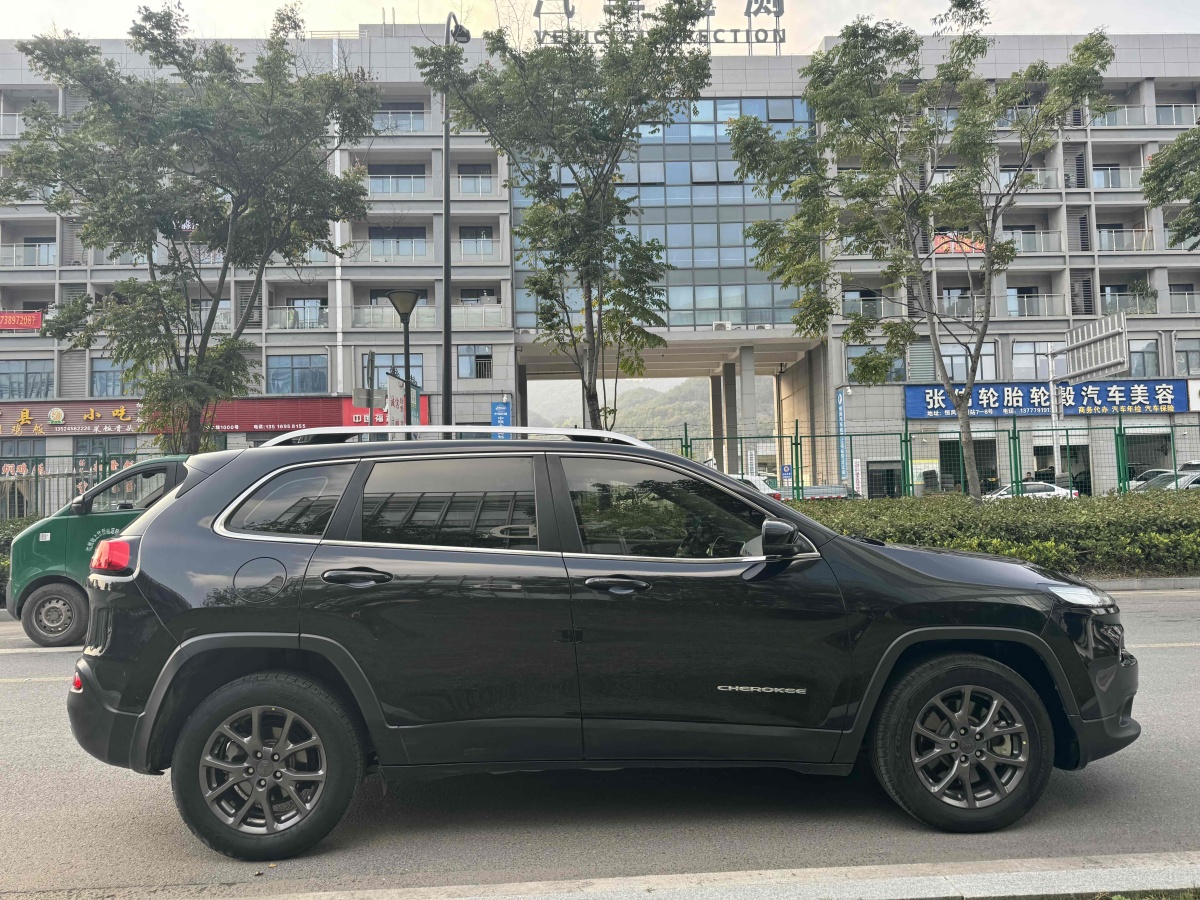 Jeep 自由光  2020款 2.0L 兩驅(qū)經(jīng)典運(yùn)動(dòng)版圖片