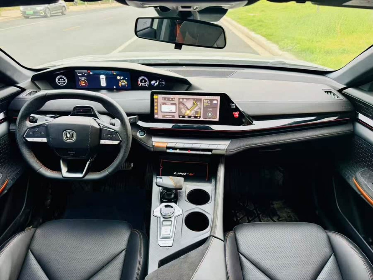 長(zhǎng)安 長(zhǎng)安UNI-V  2022款 1.5T 尊貴型圖片
