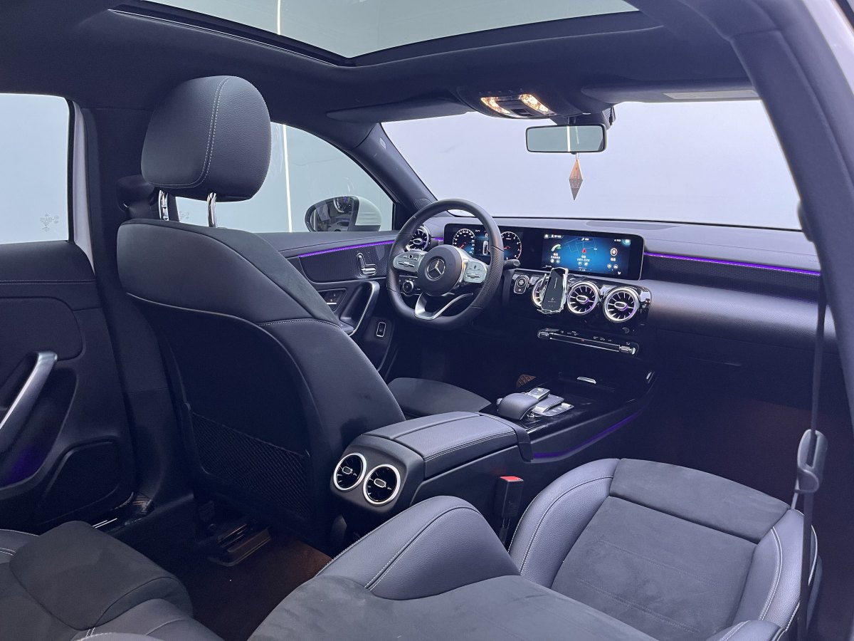 2020年8月奔驰 奔驰A级  2020款 改款 A 200 L 运动轿车时尚型