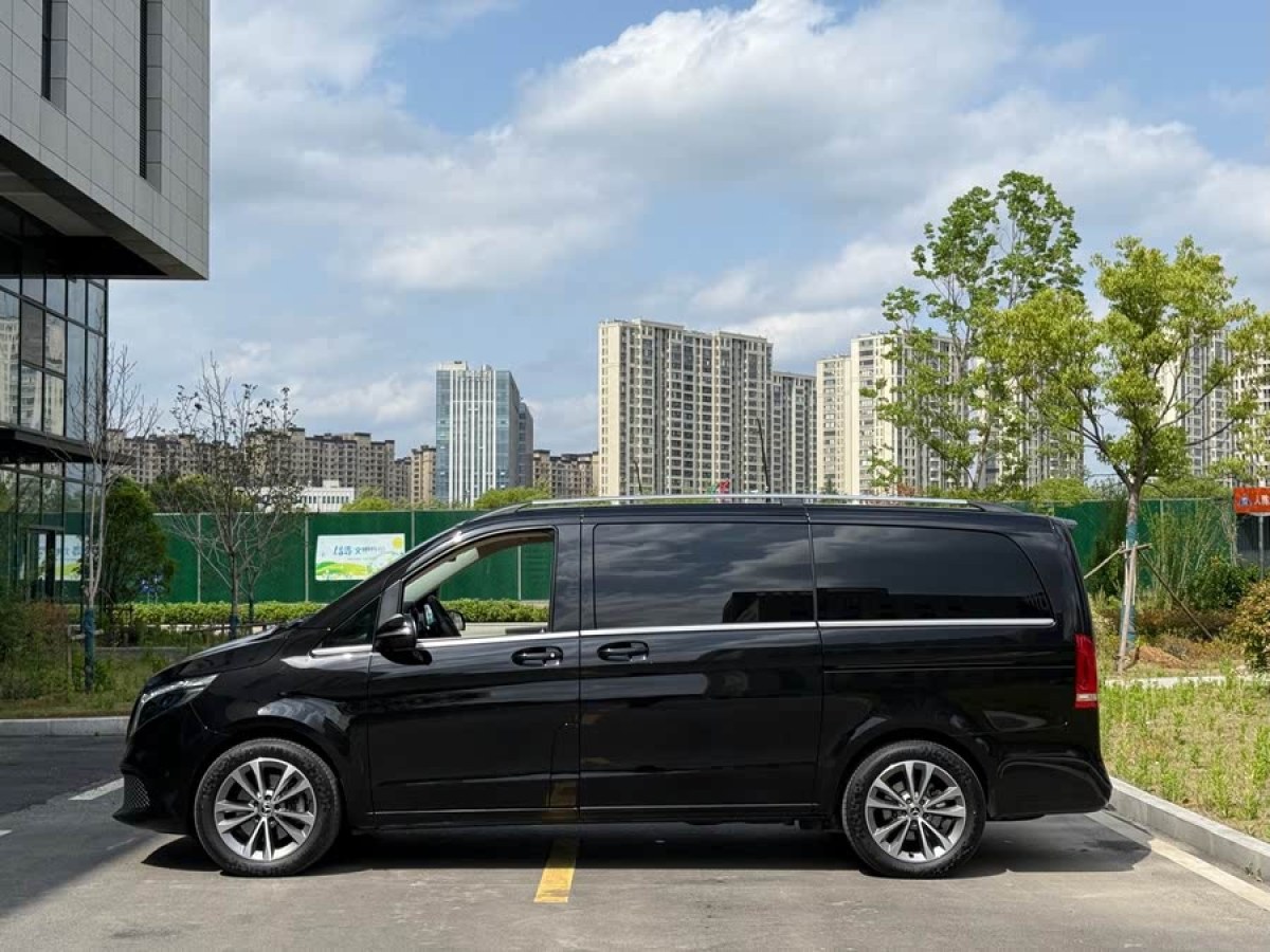 奔馳 V級(jí)  2022款 V 260 領(lǐng)航版圖片