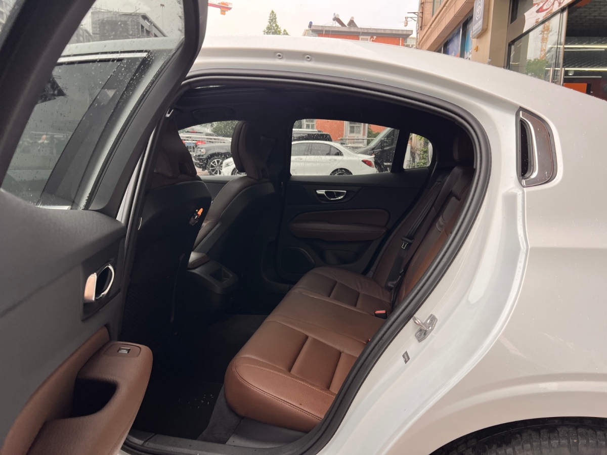 沃爾沃 S60L  2022款 B4 智逸豪華版圖片