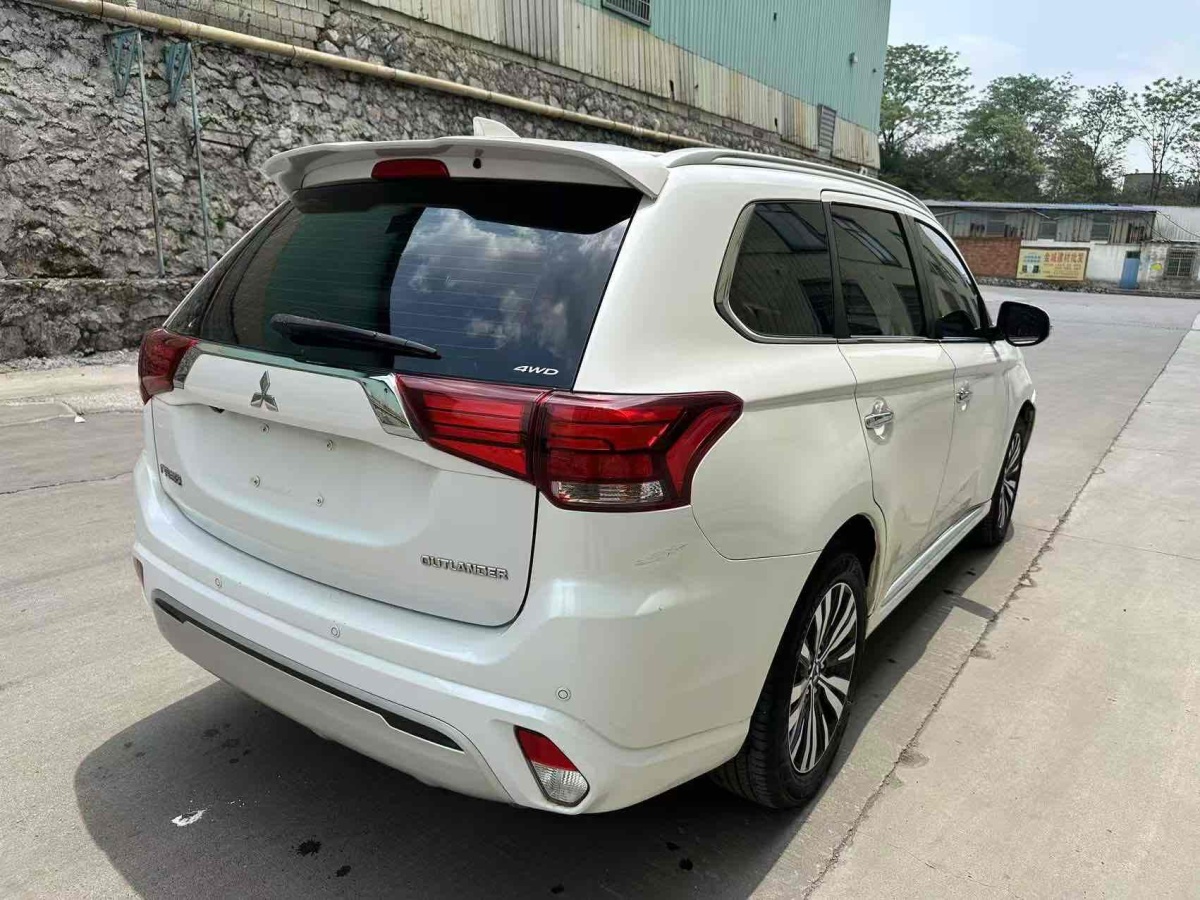 三菱 歐藍(lán)德  2019款 2.4L 四驅(qū)致享版 5座 國VI圖片