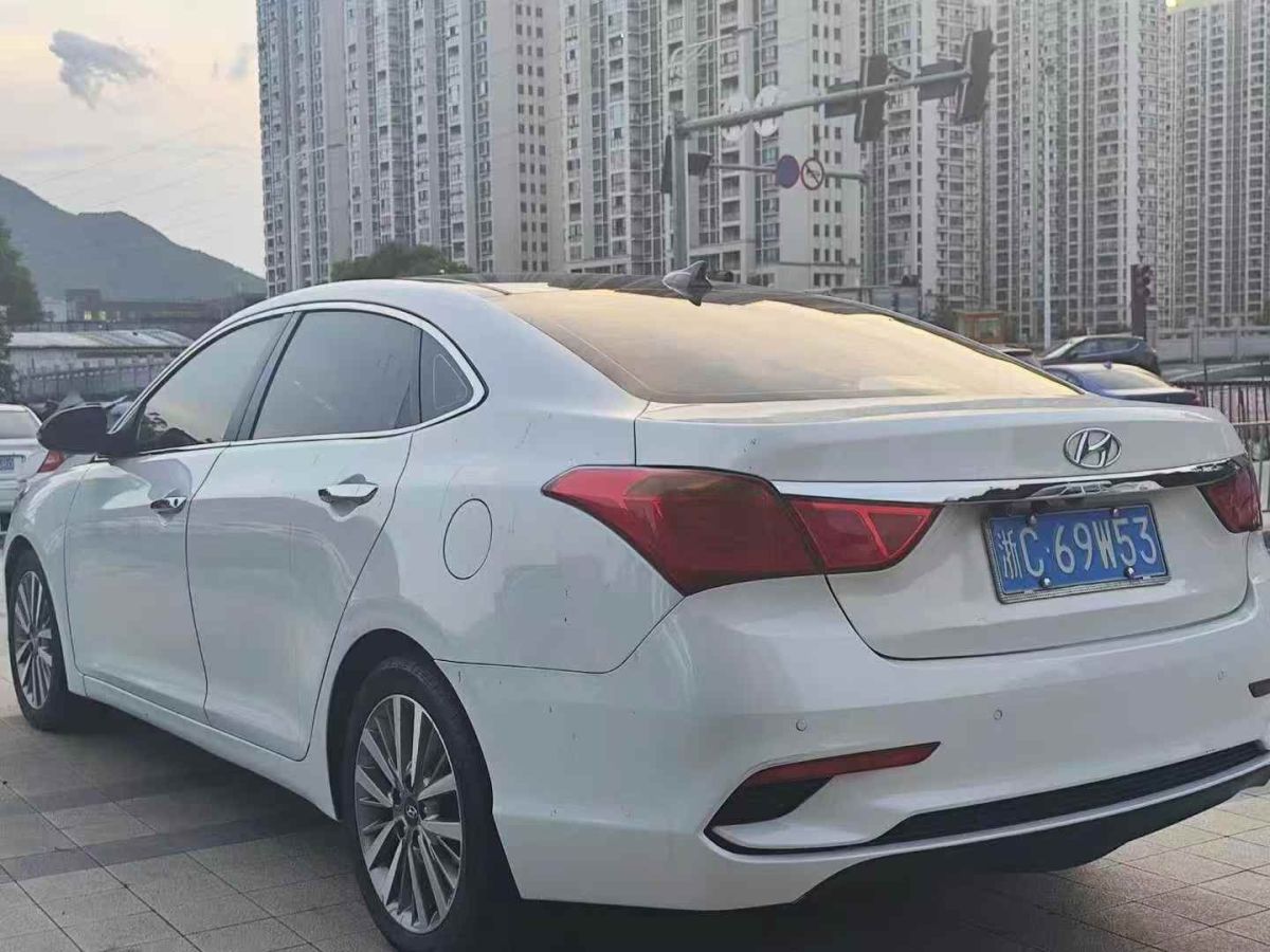 比亞迪 元  2017款 1.5L 手動(dòng)全景天窗版圖片