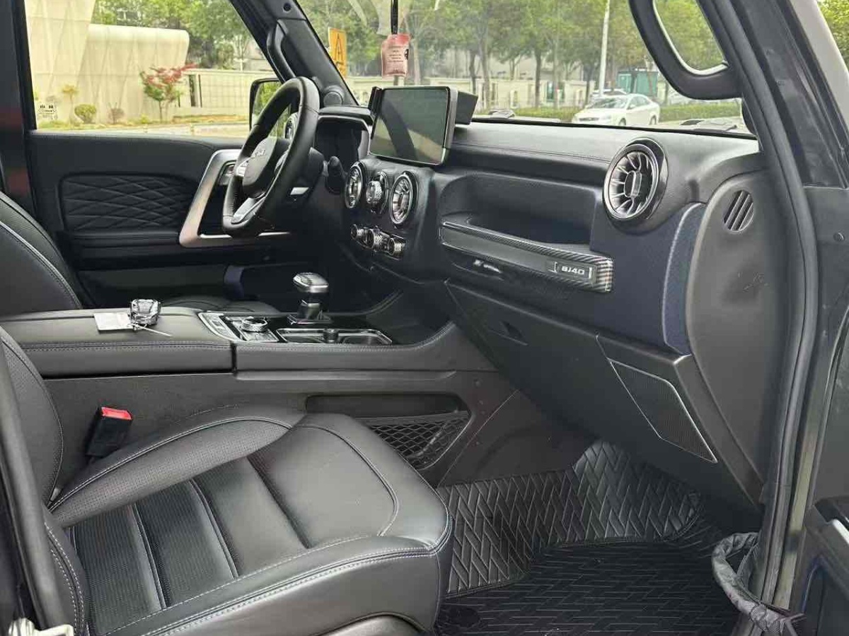 北京 BJ40  2023款 2.0D 自動(dòng)四驅(qū)刀鋒英雄版?zhèn)b客型圖片