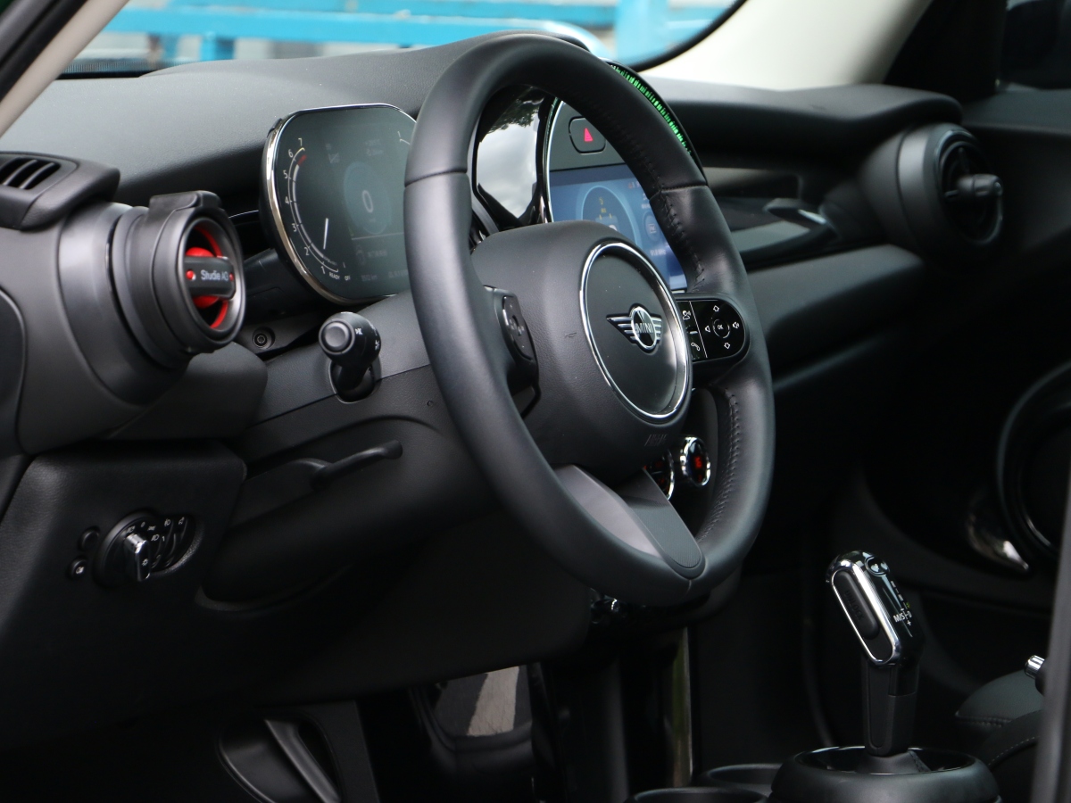 MINI MINI  2022款 改款 1.5T COOPER 經(jīng)典派 五門版圖片