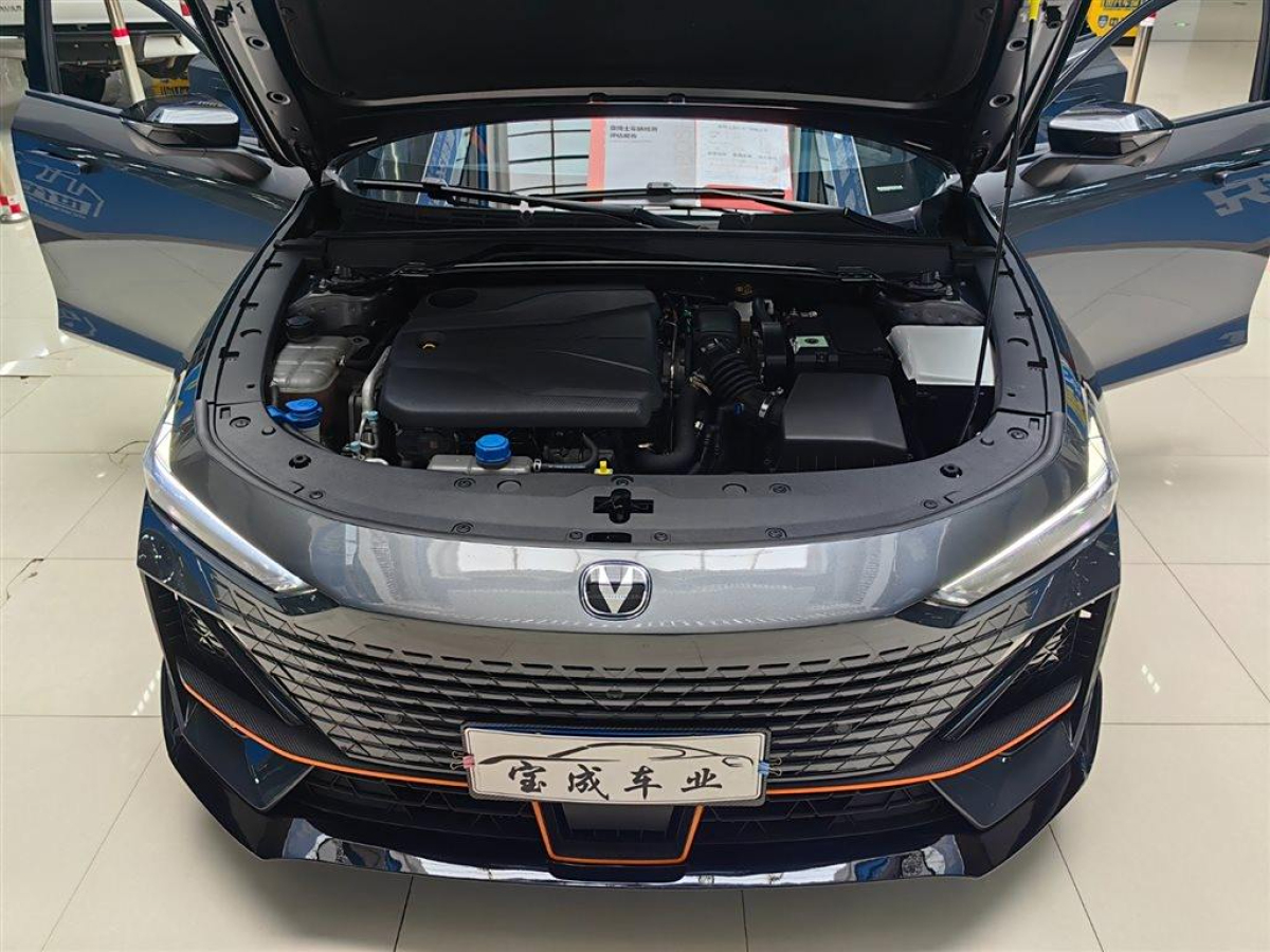 長安 長安UNI-V  2022款 1.5T 運(yùn)動版圖片