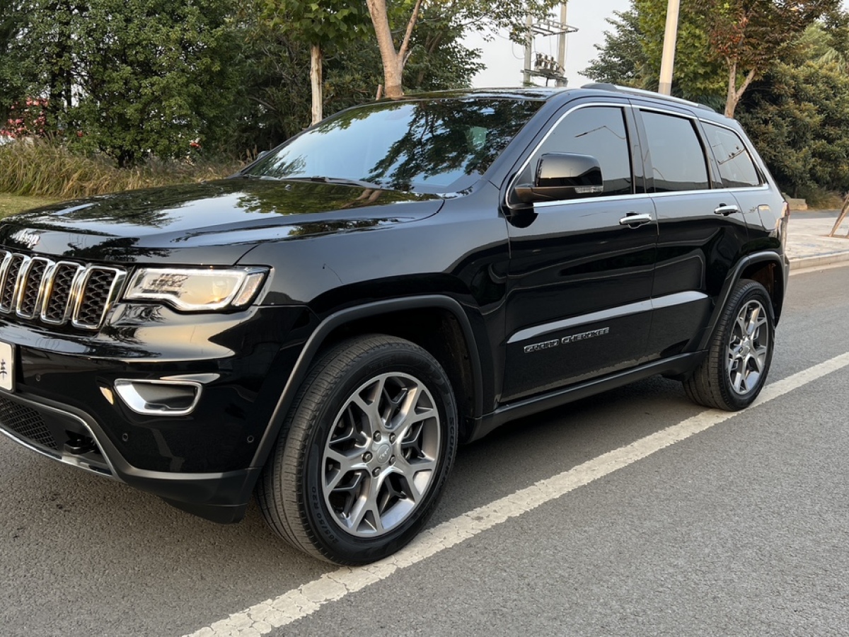 Jeep 大切諾基  2020款 3.0L 專業(yè)導(dǎo)航版圖片