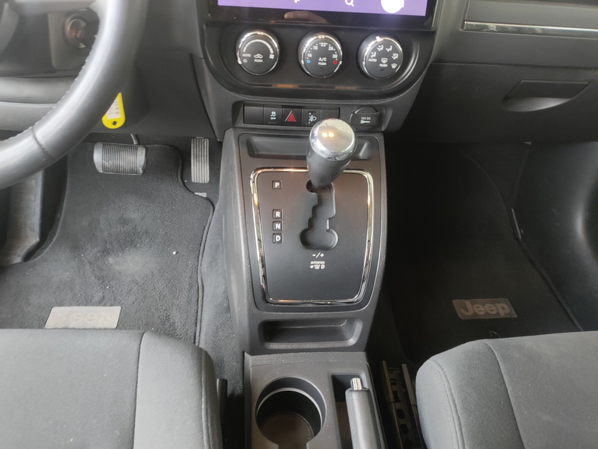 Jeep 指南者  2011款 2.4L 四驅(qū)運動版圖片