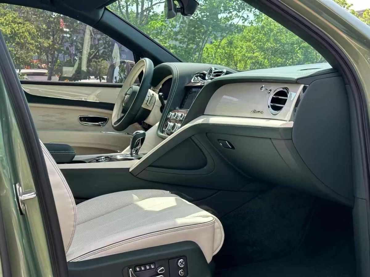 賓利 添越  2023款 4.0T V8 長(zhǎng)軸距版圖片